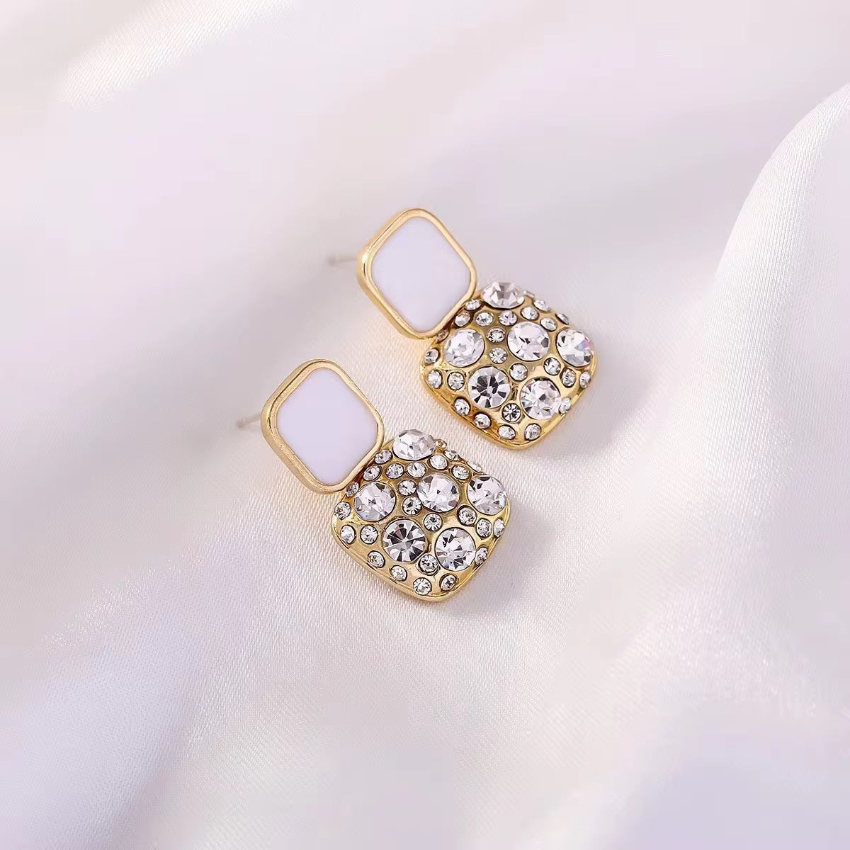 Crystal rhinestoned earring